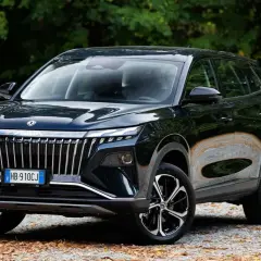SUV full hybrid nero con griglia cromata e fari a LED, un'anteprima dei migliori suv full hybrid 2026.
