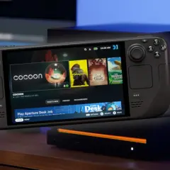 Przenośna konsola Valve Steam Deck z ekranem wyświetlającym gry, w tym "Cocoon" i "Sea of Thieves".