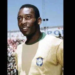 Uśmiechnięty Pelé w żółtej koszulce z herbem Brazylii. Jego niesamowite pelé statystyki mówią same za siebie.