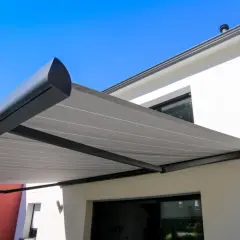 Tenda da sole moderna offre un'ottima isolazione da sole, proteggendo la casa dal caldo estivo.