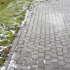 Jaki spadek na kostce brukowej, aby uniknąć problemów z wodą?