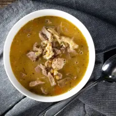 Gulasz z żołądków drobiowych: Sekret miękkości i głębi smaku!