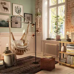 Gemütliche leseecke klein mit Hängesessel, Büchern und Pflanzen. Ein Ort zum Entspannen und Träumen.