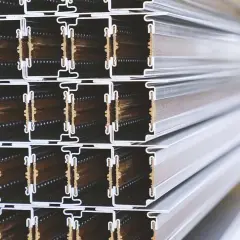 Perfiles metálicos apilados, listos para construcción. El acero es fundamental para estructuras resistentes y duraderas.
