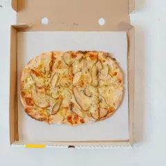Pizza z gruszką i serem w pudełku. Czy pizza to fast food? Ta wygląda wykwintnie!