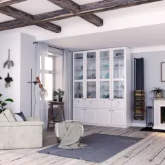 Gemütliches Wohnzimmer im amerikanischen Landhausstil mit Kamin, Bücherregal und Holzbalkendecke.