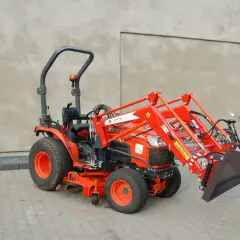 Pomarańczowy tur do traktorka kosiarki Kubota B730 z ładowaczem czołowym, gotowy do pracy.