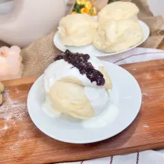Pampuchy z sosem i jagodami. Dowiedz się, jak podgrzać pampuchy, by były idealnie miękkie i puszyste.