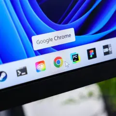 Pasek zadań z ikonami aplikacji, w tym Google Chrome. Wskazówka myszy wskazuje na ikonę przeglądarki, sugerując aktualizację Chrome.