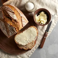 Chleb na drożdżach z masłem i solą. Idealny na śniadanie, gdy masz ochotę na domowy wypiek.