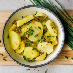 Sałatka ziemniaczana z cebulką i szczypiorkiem, klasyka kuchni niemieckiej.
