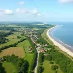 Dojazd PKP do Dąbków to malownicza podróż przez zielone pola i lasy, kończąca się widokiem na piaszczystą plażę i morze.