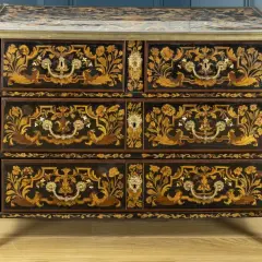 Commode ancienne ornée de marqueterie florale complexe. Une pièce maîtresse pour une estimation meuble ancien.