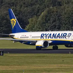 Samolot Ryanair na pasie startowym. Czy zastanawiałeś się, co to jest opłata transakcyjna Ryanair?