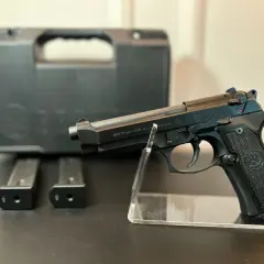 Pistolet Beretta M9 na stojaku, z magazynkami i futerałem. Sprawdź atrakcyjną beretta m9 cena!