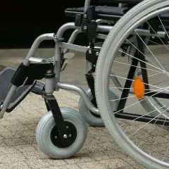 Wózek inwalidzki, który może być objęty refundacją NFZ, ułatwia poruszanie się.