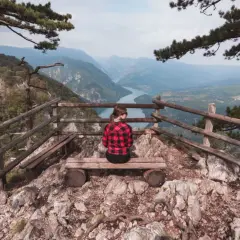 Widok na rzekę z punktu widokowego w Serbii. To miejsce, które warto zobaczyć, oferuje zapierającą dech w piersiach panoramę.
