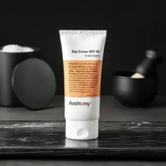 En tub med dagkräm SPF 30 från Anthony, en del av en stilren hudvårdsrutin ordning.