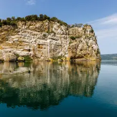 Scogliera imponente sul Lago di Bolsena, che ci ricorda che origine ha il lago di Bolsena: un cratere vulcanico.