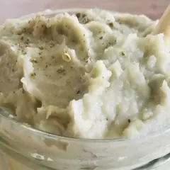 Crème d'artichaut italienne onctueuse, parsemée d'herbes. Parfait pour une recette facile et savoureuse.