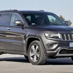 Ciemnoszary Jeep Grand Cherokee WK2 z polskimi tablicami SB 8575N.