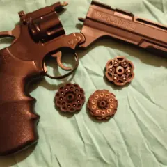Crosman Vigilante, rewolwer z dwoma magazynkami, gotowy do akcji.