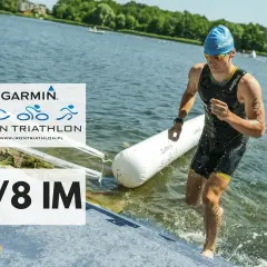 Zawodnik Garmin Iron Triathlon wychodzi z wody po etapie pływackim. Dystans 1/8 IM.