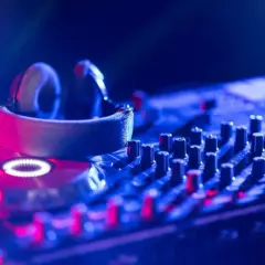 DJ na wesele: Ile kosztuje i jak nie przepłacić? Pełny poradnik.
