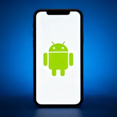 Smartfon z logo Androida. Dowiedz się, jak sprawdzić czas spędzony na telefonie android, aby lepiej zarządzać swoim cyfrowym życiem.