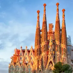 Die Sagrada Familia im warmen Abendlicht. Ein absolutes Muss, was man in Barcelona gesehen haben muss, Gaudís Meisterwerk.