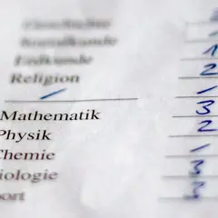 Zeugnis Ausgabe: Noten für Religion, Mathematik, Physik, Chemie, Biologie und Sport.