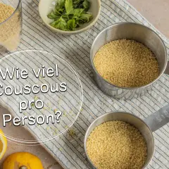 Zutaten für Couscous: Messbecher mit Couscous, Zitronen und Kräuter. Die Frage "Wie viel Couscous pro Person?" wird gestellt.