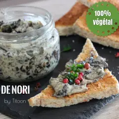 Un pot de beurre aux algues nori, prêt à être tartiné sur des toasts grillés. Une touche végétale pour un apéritif savoureux.