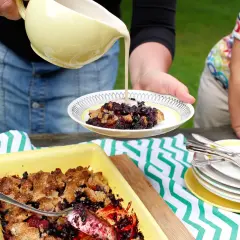 Vaniljsås recept: Krusbärspaj med en krämig vaniljsås som hälls över. En härlig sommardessert!