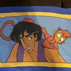 Aladyn i Abu na tle magicznego dywanu. Idealny strój alladyna dla dorosłych na bal przebierańców.