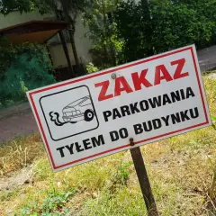Czy można parkować tyłem do budynku? Sprawdź przepisy i zasady