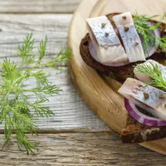 Smörgåsar med sill, rödlök och dill på mörkt bröd. Sill nyttigt och gott!