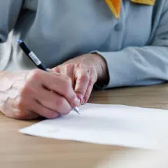 Manos firmando un documento, el tiempo entre el fein y la firma de la hipoteca se acerca.