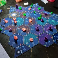 Ein Weltraum-Brettspiel, das aussieht, als wäre es ein Kandidat für die board game geek top 100. Bunte Spielfiguren auf hexagonalen Feldern.
