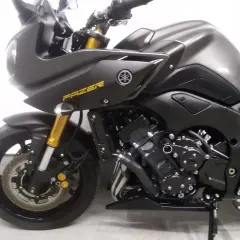 Ciemnoszary motocykl Yamaha FZ8 z żółtym napisem "FAZER" na owiewce. Widoczny przedni widelec i koło.