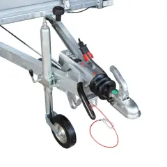 Metalowy dyszel przyczepy z kołem podporowym i mechanizmem hamulca najazdowego.