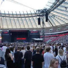Koncert na Stadionie Narodowym. Zastanawiasz się, ile kosztuje wynajęcie stadionu narodowego na takie wydarzenie? Tłumy ludzi czekają na występ.