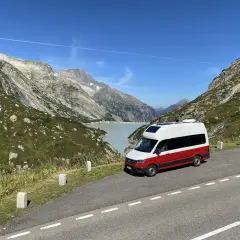 Kamper na tle gór i jeziora w Szwajcarii.