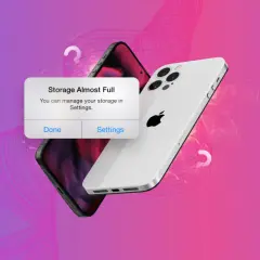 Komunikat "Storage Almost Full" na iPhonie. Dowiedz się, jak zwolnić miejsce na iPhonie, klikając "Settings".