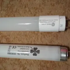 Dwie jarzeniówki: jedna LED Redlumen, druga Radium Spectralux Plus.
