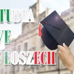 Dłoń trzymająca czarną czapkę studencką na tle budynku uniwersyteckiego z napisem "Studia we Włoszech".