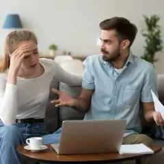 Para dyskutuje o finansach, martwiąc się, czy darowizna po ślubie wchodzi do majątku wspólnego.