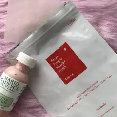 Här är produkterna som hjälper dig att snabbt få bort finnar hemma: COSRX Acne Pimple Master Patch och Mario Badescu Drying Lotion.
