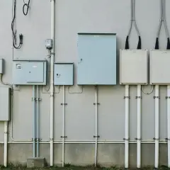 System skrzynek i rur tworzy przyłącze energetyczne do działki.