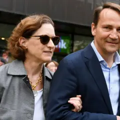 Radosław Sikorski z pierwszą żoną, Anną, w drodze na wydarzenie.